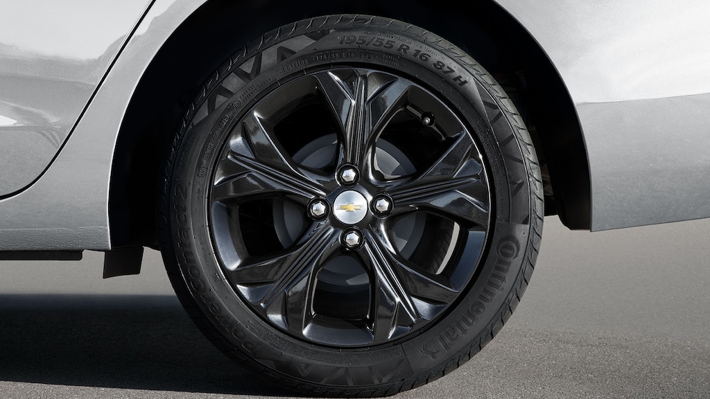 Personaliza el exterior de tu sedán deportivo Chevrolet Onix 2025 con los rines de 16 pulgadas en aluminio y más accesorios externos